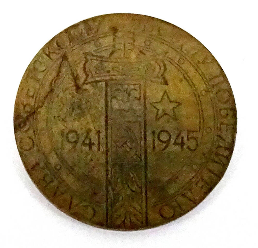 Медаль сувенирная в честь 50-летия Великого Октября. Укреплена на доске в форме Кремлевской стены.