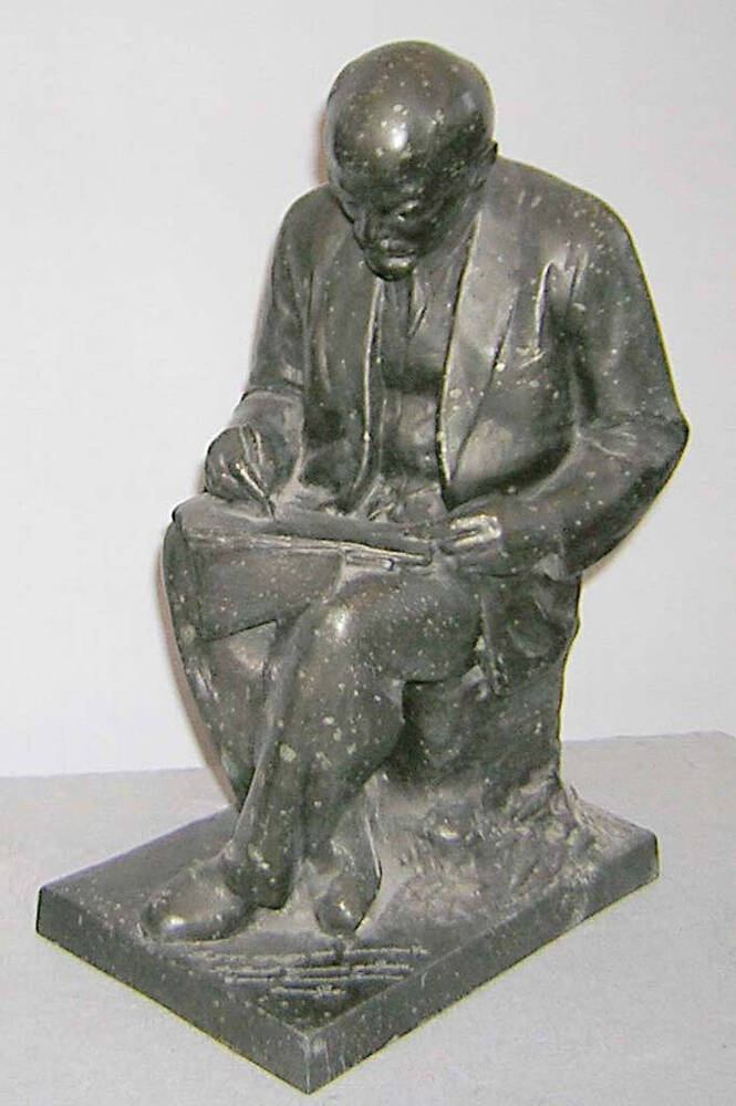 Скульптура В.И.Ленин (в сидящей позе).