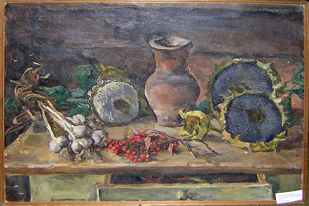 Картина Натюрморт с подсолнухами (на коричневом фоне стол, на столе подсолнухи, красные ягоды и головки чеснока).