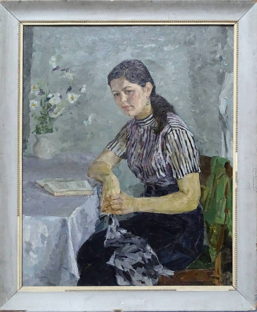 Картина Фабричный комсорг Галя (девушка сидит с раскрытой книгой, она в черной юбке и кофточке в полоску).