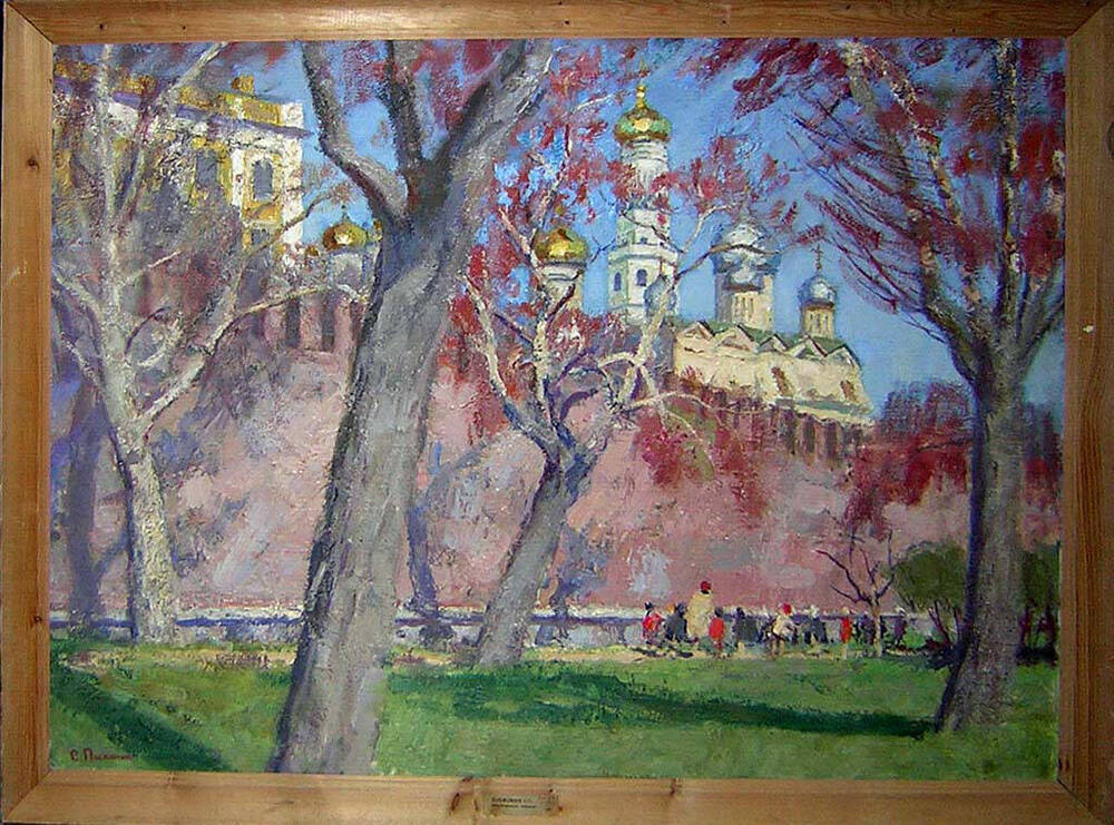 Картина Московский Кремль (за кремлевскими стенами золоченые башни соборов, на переднем плане отдыхающие).