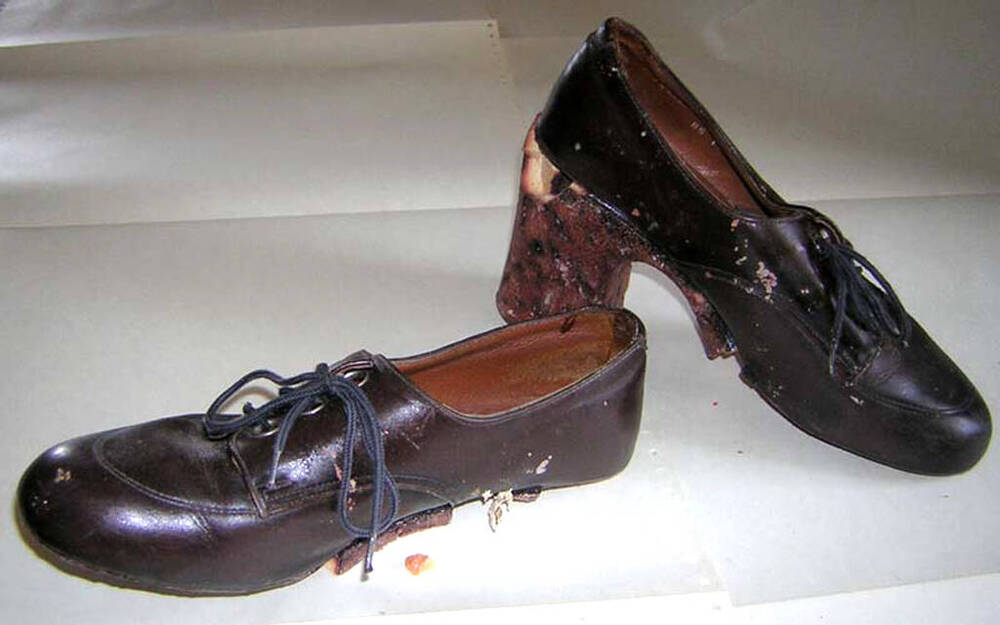 Туфли дамские коричневого цвета, застежка - шнуровка.