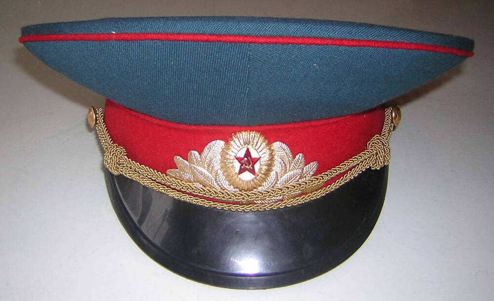 Фуражка форменная к мундиру капитана медслужбы запаса Кондаурова Василия Михайловича.