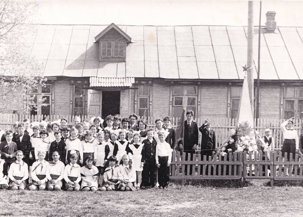 Фотография. Сбор учащихся Тынцовской школы у обелиска павшим воинам. 1982 г.
