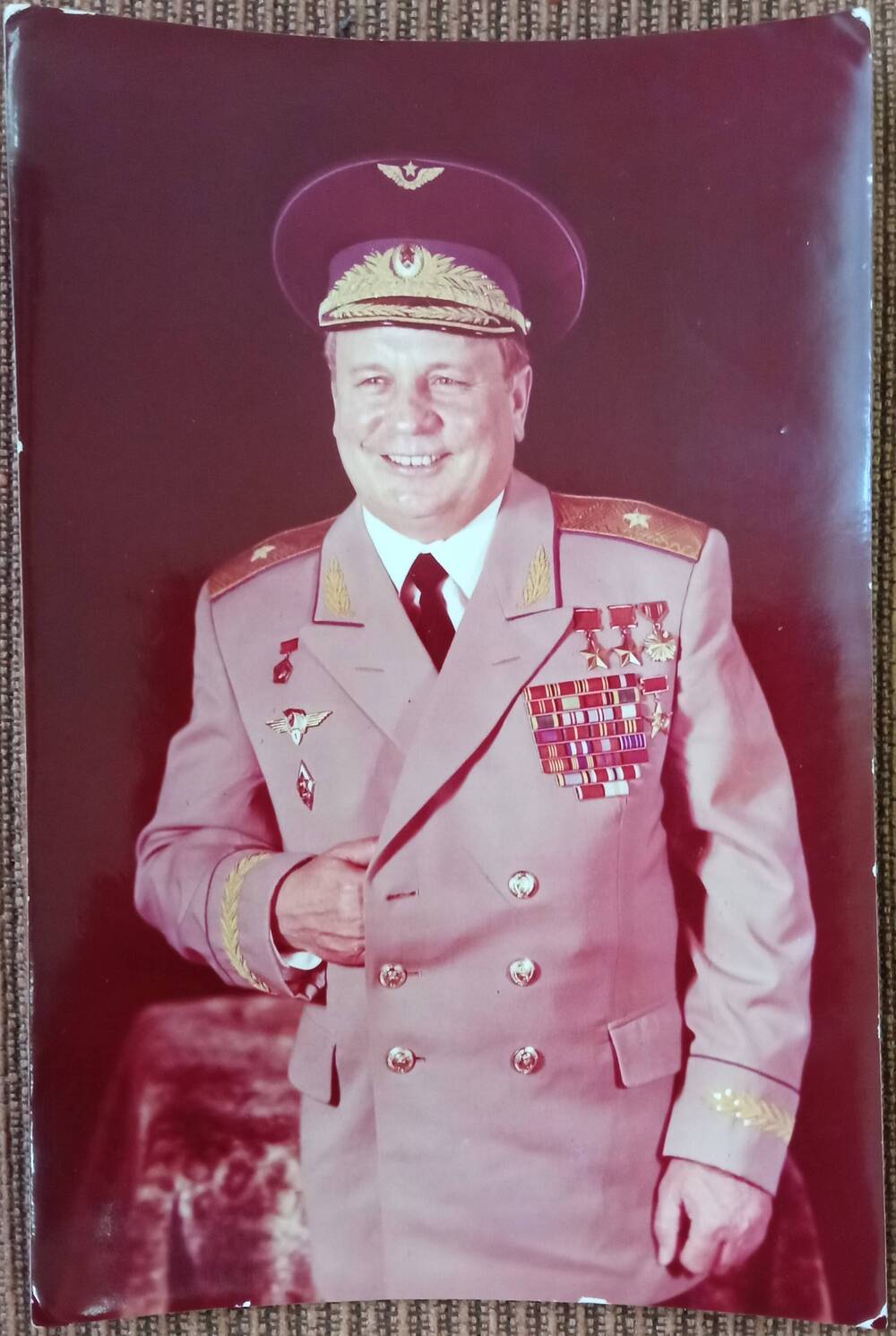 Фотография портретная, цветная с изображением Виктора Васильевича Горбатко