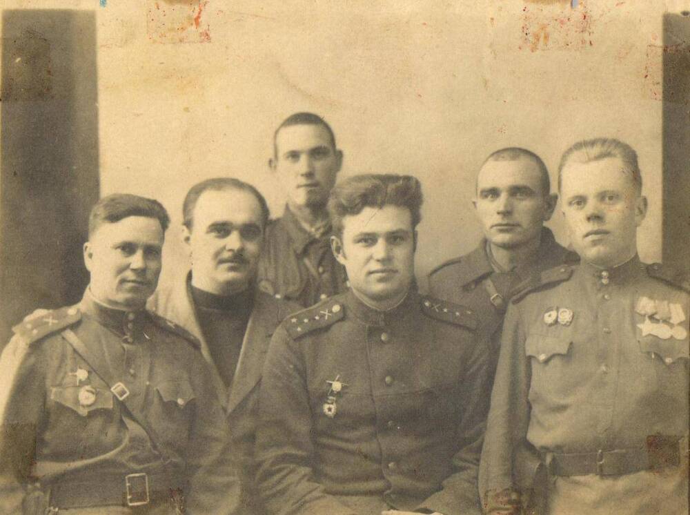 Фотография Грищенков Константин Петрович с однополчанами, январь 1945 г.