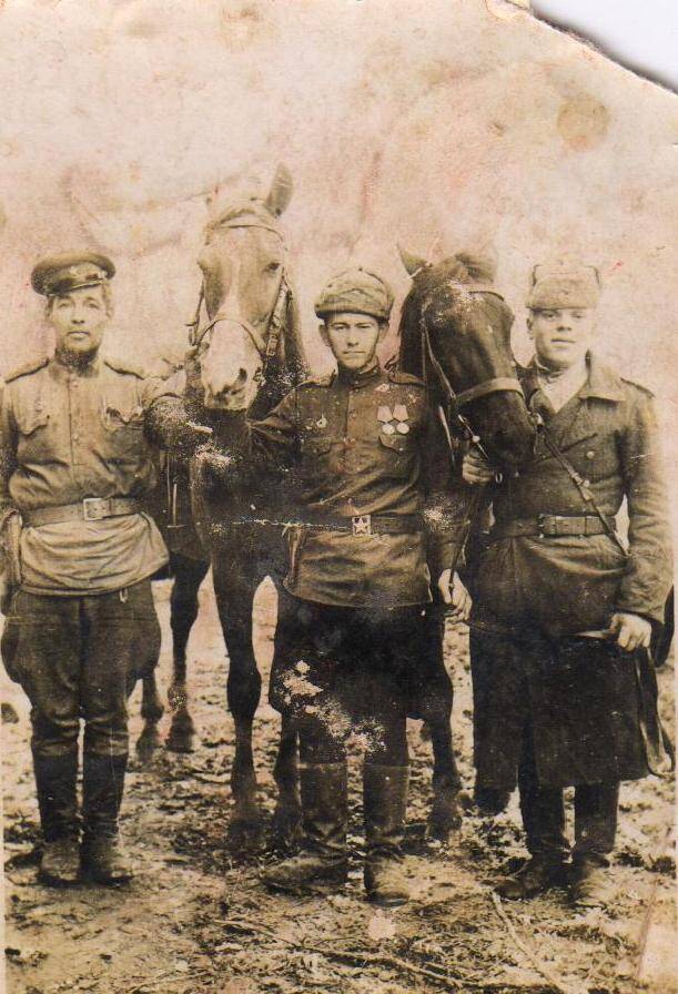 Фотография Грищенкова Константина Петровича с однополчанами, 28.04.1945 г.