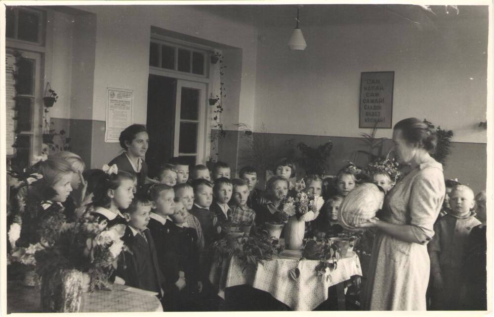 Фото групповое. Выставка урожая. Справа – Игнатьева Л.И.
д. Большие Дворы, 1950-е гг.
