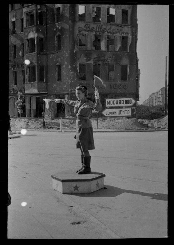 Фронтовая регулировщица рядом с каким городом. Регулировщица в Берлине 1945. Бранденбургские ворота 1945 регулировщица.