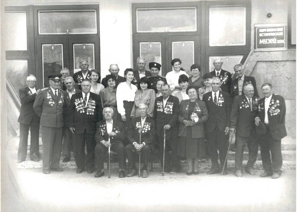Фотография черно-белая. Огонек ветеранов 4 гв. Кубанского кавалерийского казачьего корпуса и 167-й Сумско-Киевской дивизии в зале Курганинского исторического музея 9 мая 1996 года.