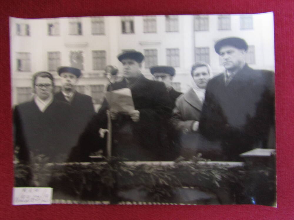 Фотография. Выступление председателя горсовета Г.К. Люсина на митинге, посвященном переименованию Стодольской площади в площадь им. Ленина.
