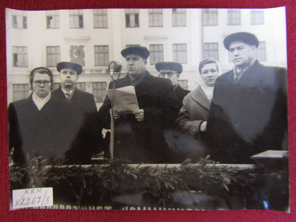 Фотография. Выступление председателя горсовета Г.К. Люсина на митинге, посвященном переименованию Стодольской площади в площадь им. Ленина.