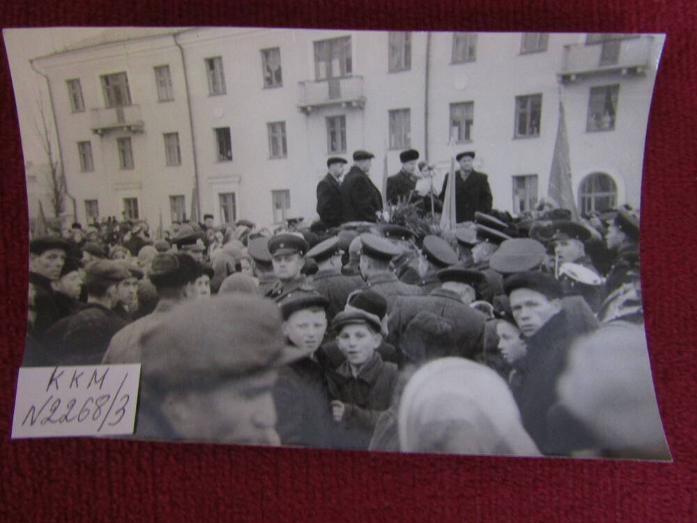 Фотография. Общий вид площади им. Ленина во время митинга.