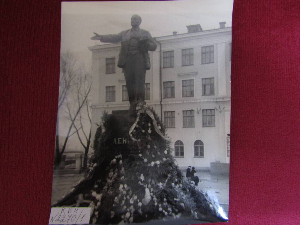 Фотография. Памятник В.И. Ленину на площади им. Ленина.