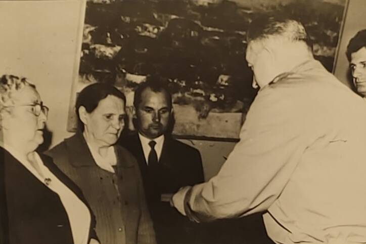 Фотография Вручение награды А.А. Морозовой её матери в 1965 г.