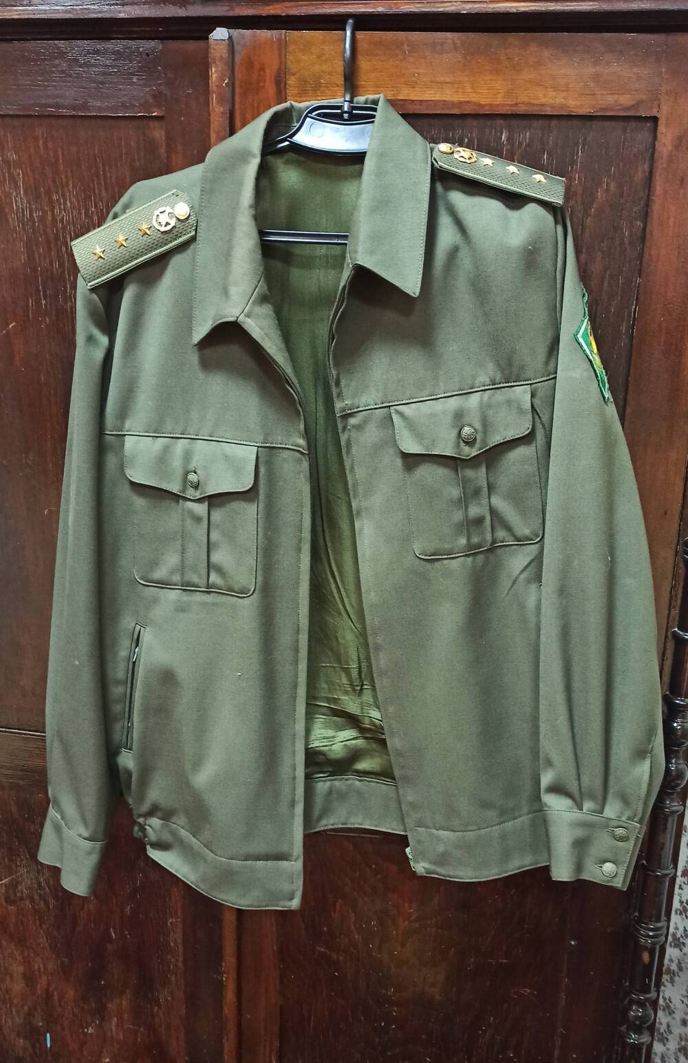 Куртка темно-зеленого цвета с шевроном Пограничная служба и погонами.