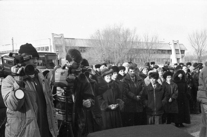 Негатив на пленке. Митинг, посвященный извлечению капсулы с посланием комсомольцев 1970-х гг. к машиностроителям 2000 г.