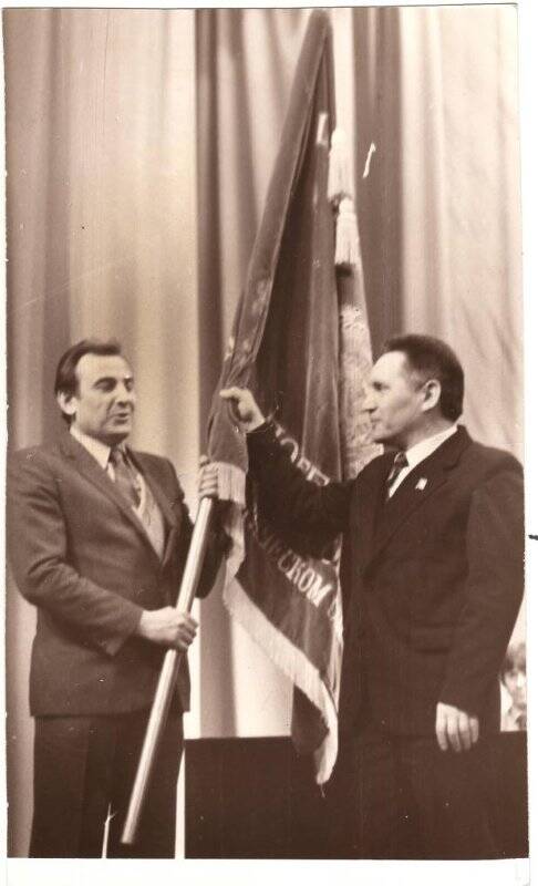Фотография. Зам. министра Минмедбиопрома Калинин Ю.Т. вручает Прилепскому Б.В. переходящее знамя Министерства.
