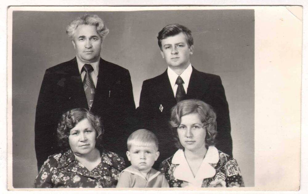 На фотографии изображена семья