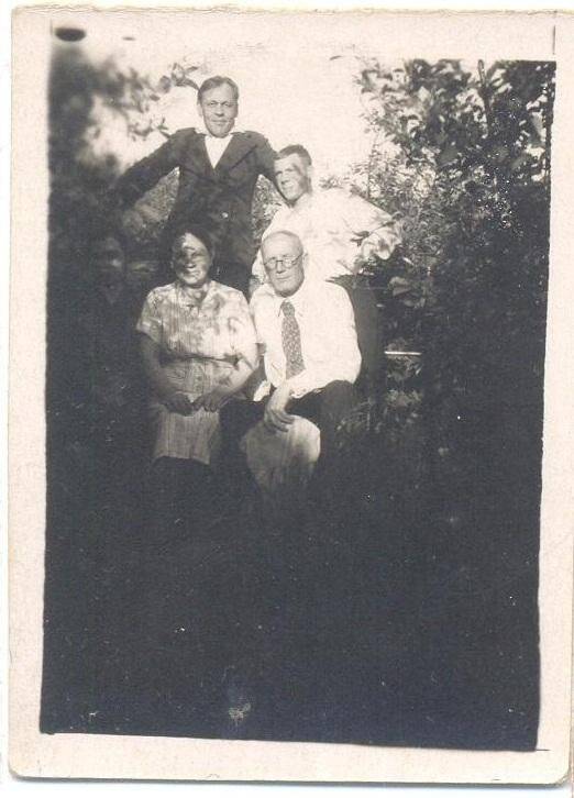 Фотография. Кондаков Николай Степанович с супругой Еленой Андреевной и сыном Валерьяном (2-й ряд, 1-й справа)