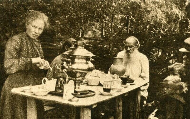 Морозов за чаепитием. «За чайным столом» (в усадьбе в.Поленова, 1888). Ф Коваленко за чаепитием. Домочадцы это.