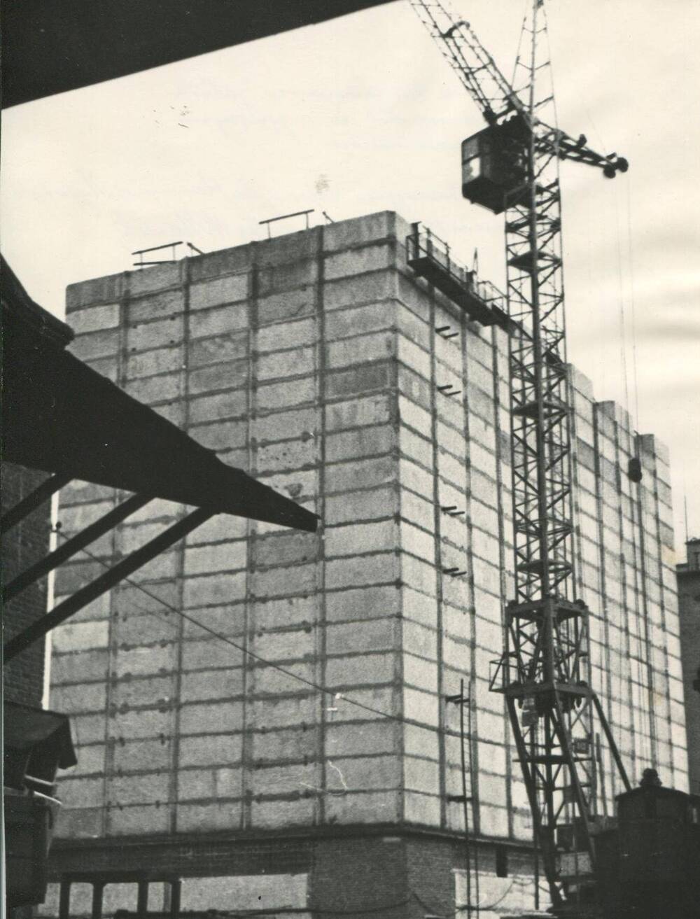 Фото ч/б. Здание строящегося завода комбикормов на территории Мелькомбината.