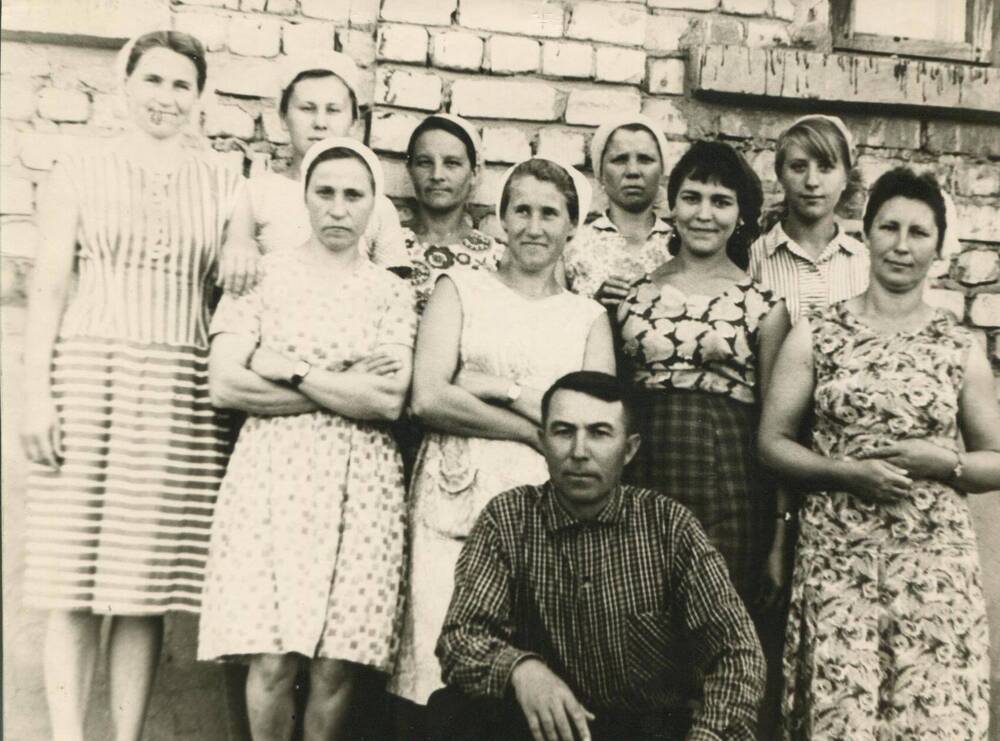 Фото групповое,ч/б. Бригада коммунистического труда стригальщиц отделочного производства Мулловской суконной фабрики.