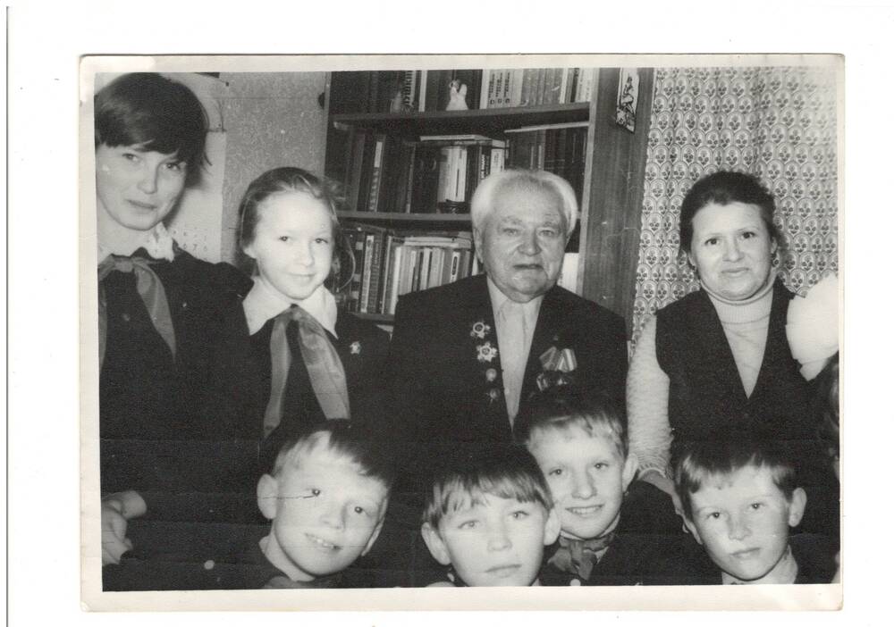Фото. Собакин Н.Д. на встрече с пионерами Юрасовской школы. 28 февр. 1987 г.