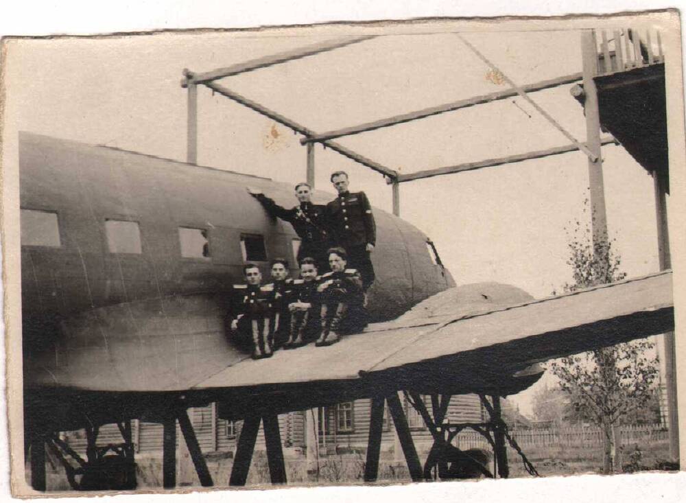 Фотография. Меньшиков Ф.К. с сослуживцами на крыле самолёта