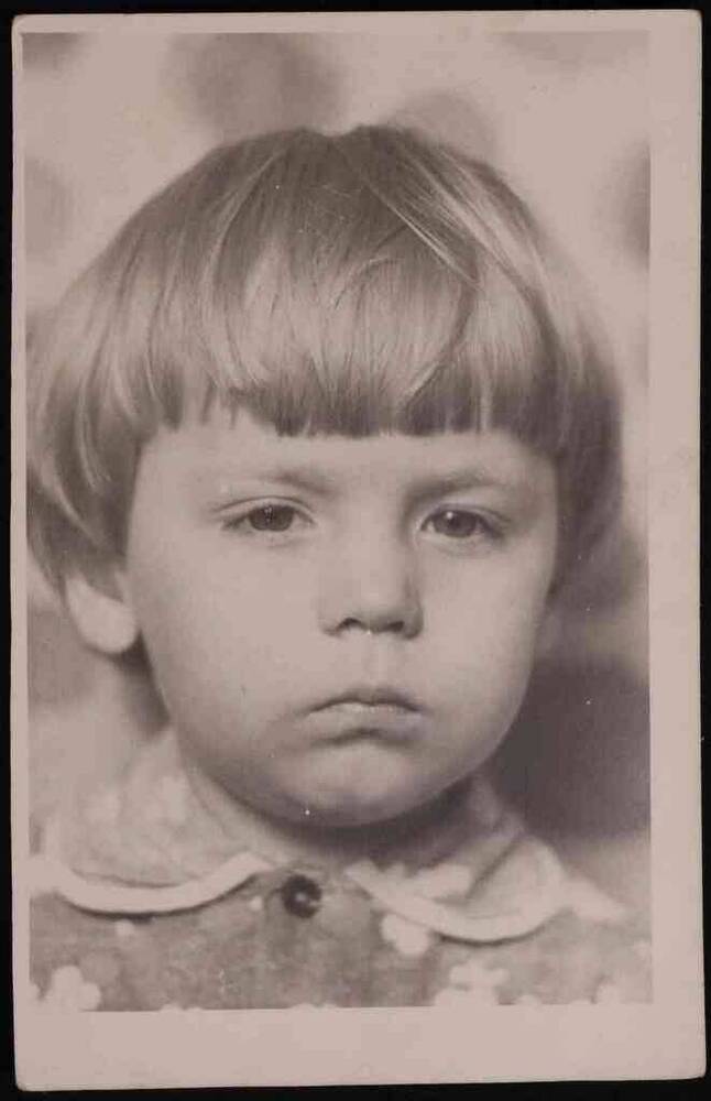 Фотография. Базанов Дима в возрасте 3-х лет. Съемка в яслях № 55.
