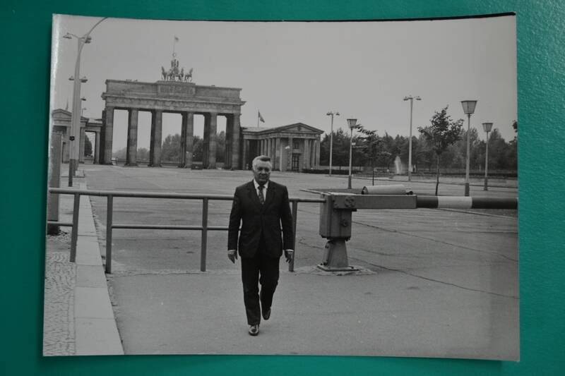 Фото. Махнев А. И., председатель исполкома Курганского областного Совета народных депутатов, в Берлине, на фоне Бранденбургских ворот.