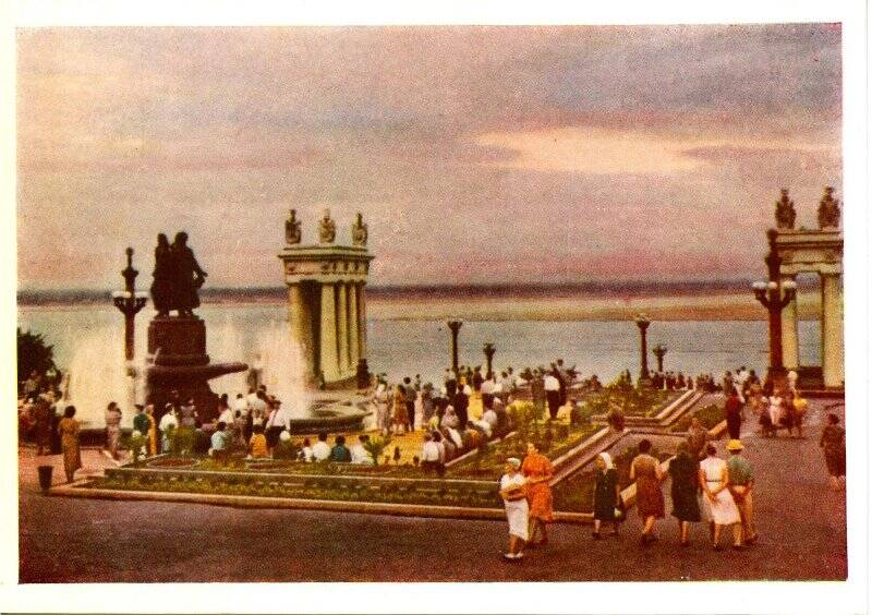 Фотооткрытка почтовая, цветная, немаркированная. Сталинград. На набережной.