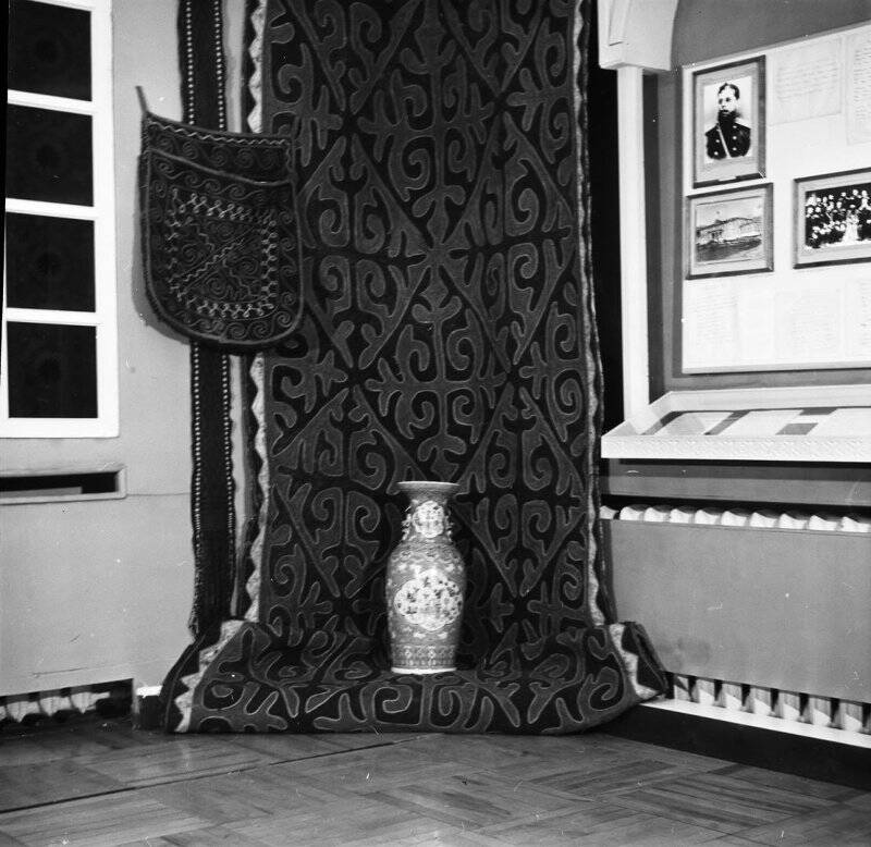 Негатив черно-белый. Литературно-мемориальный музей И.А. Куратова. Зал Вдали от Родины. Уголок с вещами, являющимися украшением юрты.