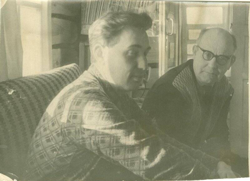 Фотография черно-белая. Коми писатели Юшков Г.А. (слева) и  Рочев Я.М.