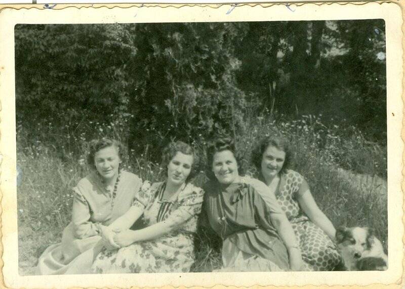 Фотография черно-белая. Дочери коми учёного Жакова К.Ф. - Лиза, Мара, Елена и Райда на лесной поляне.