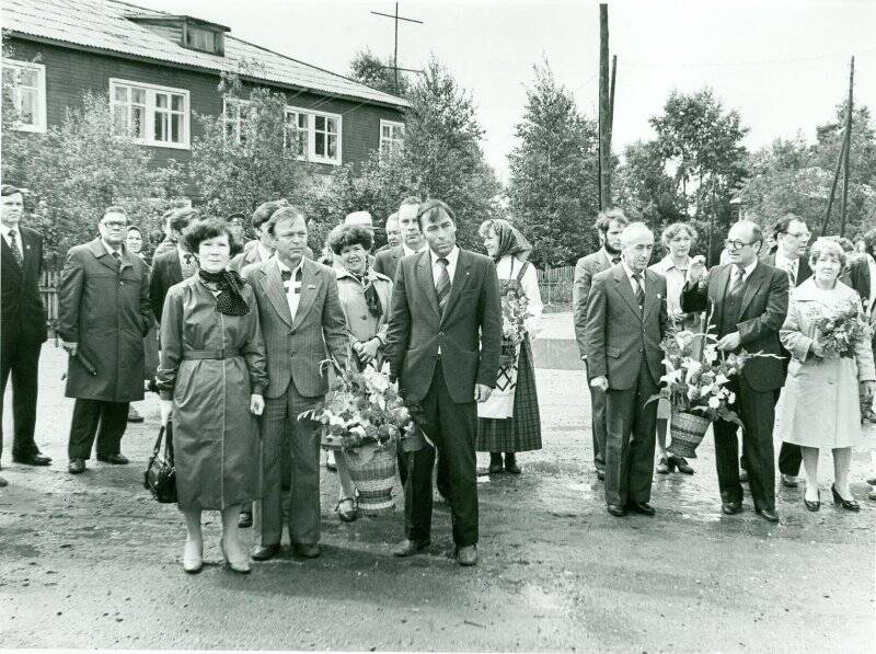 Фотография черно-белая. Гости и участники праздника поэзии в с. Куратово перед возложением цветов.