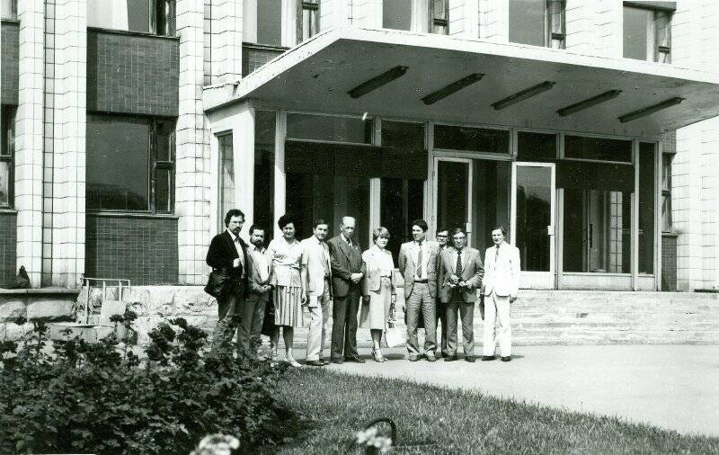 Фотография черно-белая. Писатели у входа в здание горкома КПСС в г. Артемовске Донецкой области.