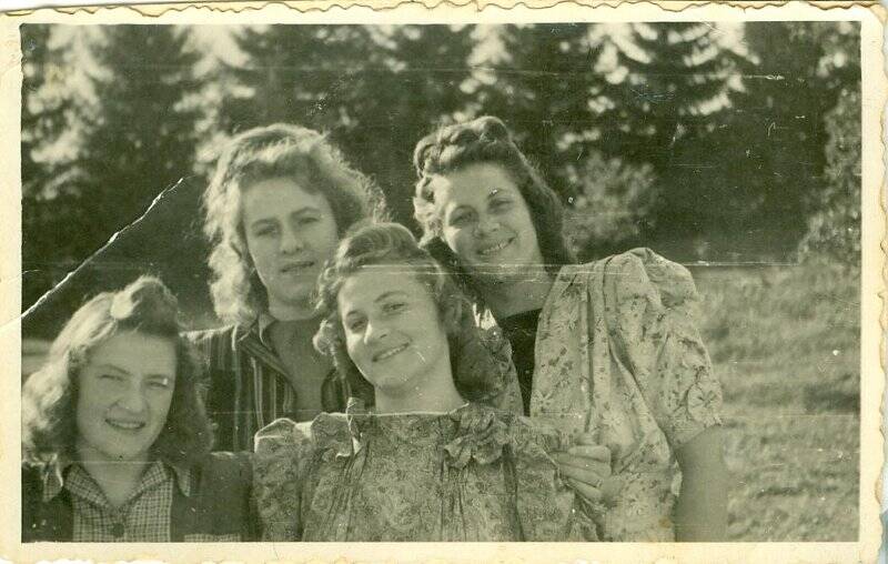 Фотография черно-белая. Дочери коми учёного, писателя Жакова К.Ф.- Лиза, Мара, Елена и Райда.