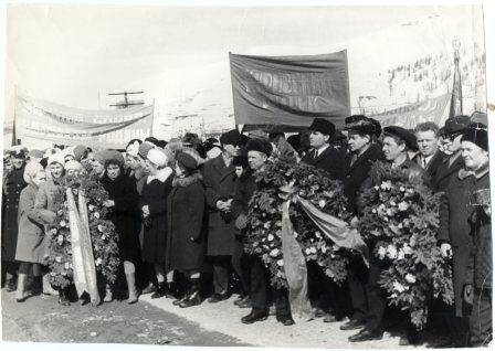 Фотография. Фото сюжетное. Митинг, посвященный Дню Победы, на 16 км у братской могилы 9 мая 1978 г.