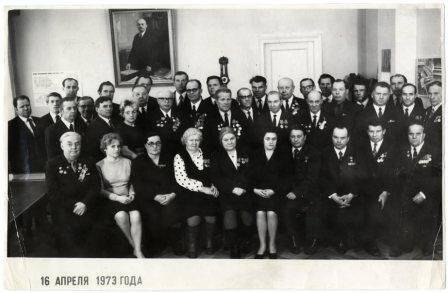 Фотография. Фотопортрет групповой. Первая группа заслуженных ветеранов комбината «Апатит», поменявшие партийные билеты 16 апреля 1973 г.