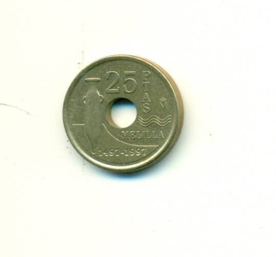 Монета из жёлтого металла.  Испания . 25 песет. В центре монеты – круглое отверстие. 1997 г.
