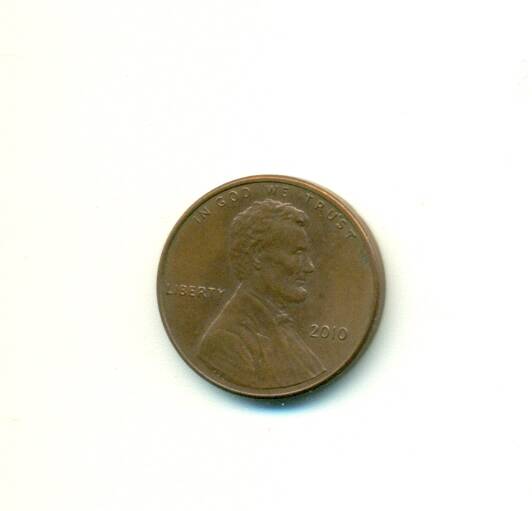 Монета из жёлтого металла. На аверсе изображён  щит с надписью: «E PLURIBUS  UNIUM» и «ONE CENT» 2010г.