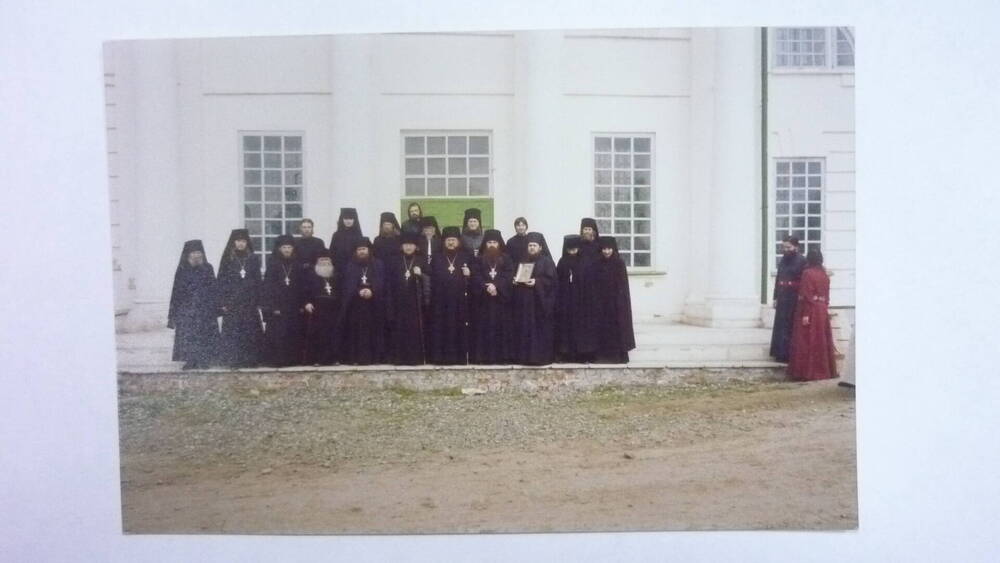 Фотография Группа монахов на тер. Мужского Николаевского монастыря с Владыкой Никоном