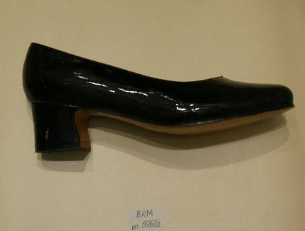Туфля женская (правая) черного цвета, лакированная