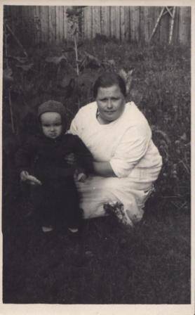 Фотография «Привалова (в девичестве Демочкина) Нина Григорьевна (29.05.1923–11.03.1982) с ребенком»