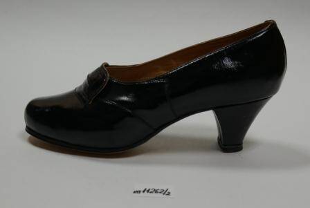 Туфля женская  (левая) черного цвета, лакированная