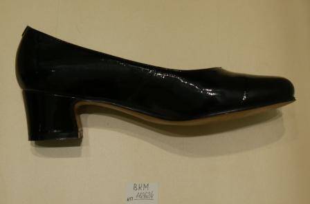 Туфля женская (левая)  черного цвета, лакированная