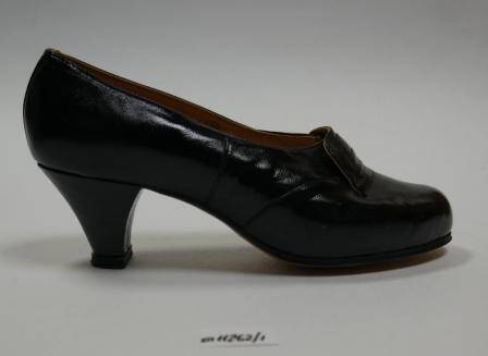 Туфля женская (правая) черного цвета лакированная