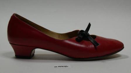 Туфля женская (правая) красного цвета с черным бантом