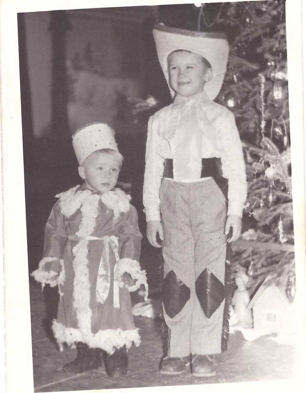 Фотография черно-белая. Валерий Очеретный с младшим братом Олежкой на новогоднем утреннике